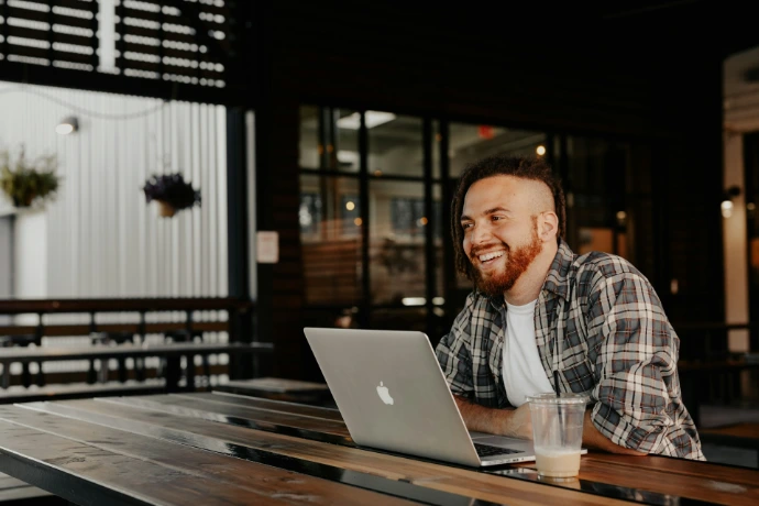 homme heureux d avoir choisi odoo comme logiciel de gestion avec un pack de demarrage oveon le bon choix pour entrepreneurs
